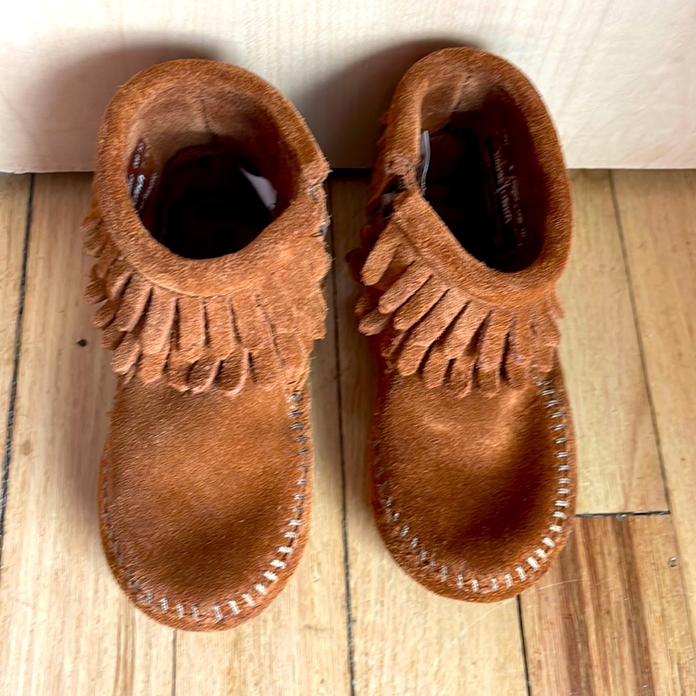 Minnetonka toddlers size 6. Unisex.